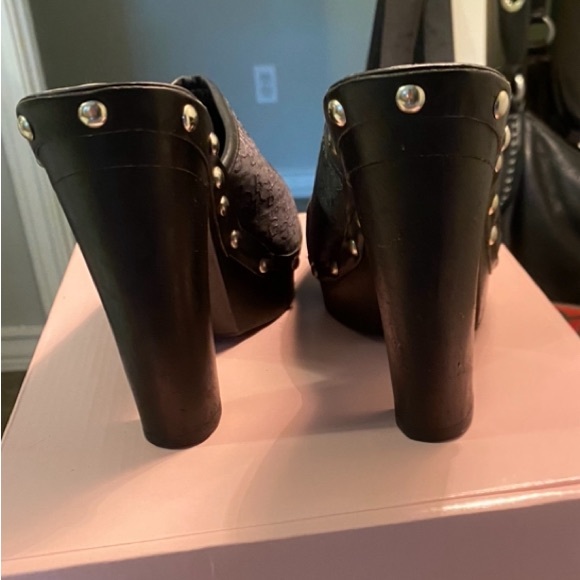 BCBGirls black logo clogs, size 6.5M - Picture 2 of 4